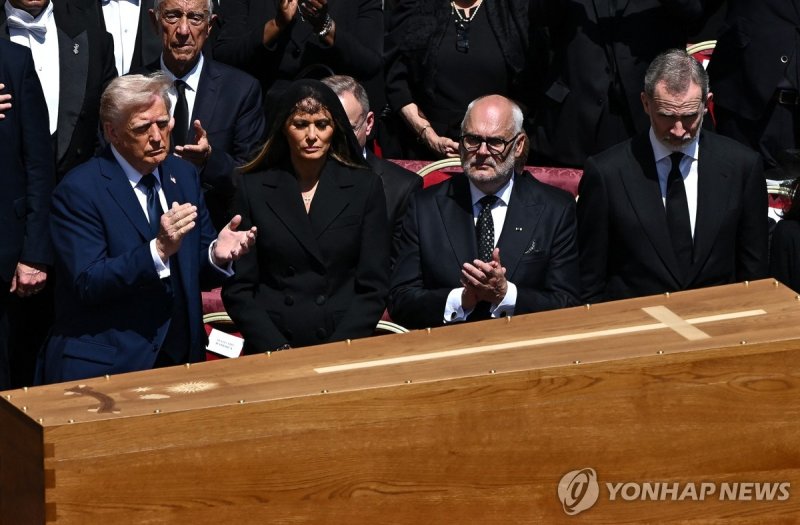 장례미사 참석한 도널드 트럼프 미국 대통령(왼쪽) (출처=연합뉴스)