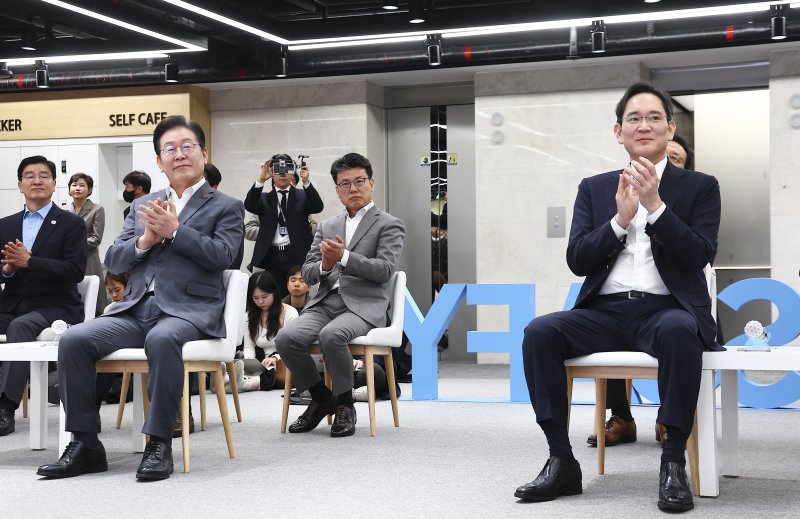 이재명 더불어민주당 대표와 이재용 삼성전자 회장이 20일 오전 서울 강남구 삼성 청년 소프트웨어 아카데미(SSAFY)에서 열린 청년 취업 지원을 위한 현장 간담회에 참석, 손뼉을 치고 있다. (공동취재) 2025.3.20/뉴스1 ⓒ News1 김민지 기자