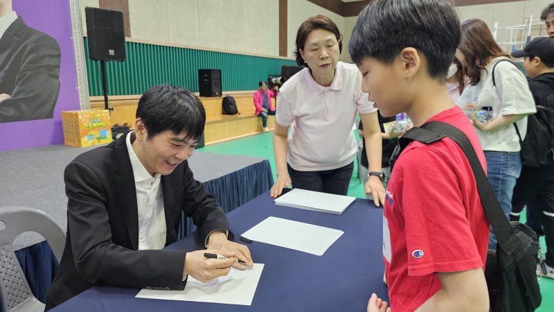 [고양=뉴시스] 송주현 기자 = 27일 경기 고양시 어울림누리 체육관에서 개최되고 있는 '고양시 보드게임 가족 한마음 대축제'에서 '신의 한 수' 이세돌 국수가 참가자들에게 사인을 해 주고 있다. 2025.04.27 atia@newsis.com