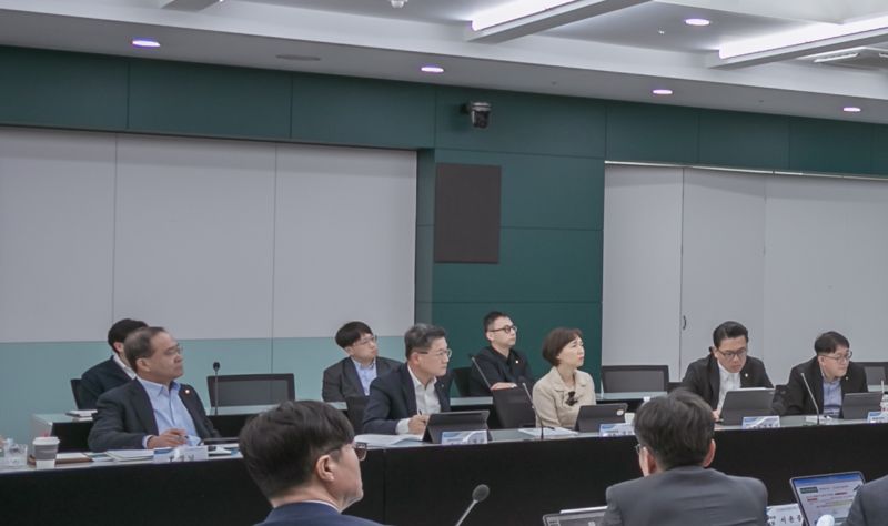 농협금융은 25일, 서울 중구 소재 본사에서 2025년 제1차 농협금융 DT추진최고협의회를 개최했다고 밝혔다. 이찬우 회장이 회의를 주재하고 있다. 농협금융지주 제공