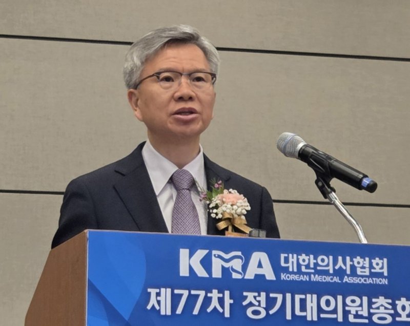 [서울=뉴시스] 조수정 기자 = 김택우 대한의사협회장이 27일 대전컨벤션센터에서 열린 대한의사협회 제77차 정기대의원총회에서 인사말 하고 있다. (사진=대한의사협회 제공) 2025.04.27. photo@newsis.com *재판매 및 DB 금지