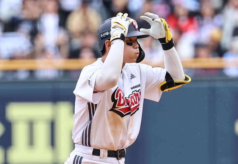 27일 서울 송파구 잠실야구장에서 열린 프로야구 '2025 신한 SOL 뱅크 KBO리그' 롯데 자이언츠와 두산 베어스의 경기, 5회말 2사 1,2루 상황에서 두산 박준영이 2타점 2루타를 치고 기뻐하고 있다. 2025.4.27/뉴스1 ⓒ News1 김도우 기자