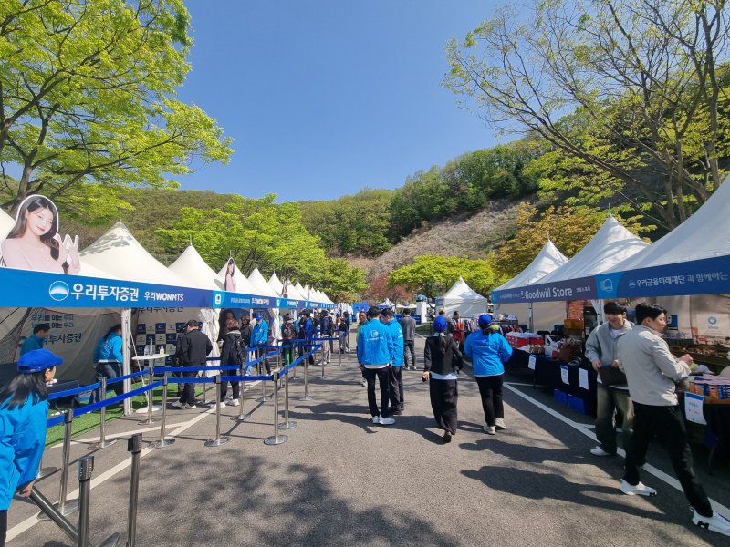 27일 경기도 파주 서원밸리컨트리클럽에서 열린 2025 우리금융챔피언십 대회의 부대행사로 마련된 굿윌스토어 우리금융챔피언십점(팝업스토어)에 방문객이 붐비고 있다.