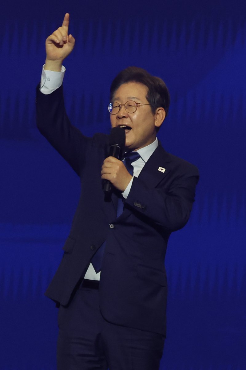 [고양=뉴시스] 조성우 기자 = 27일 경기도 고양시 킨텍스에서 열린 더불어민주당 제21대 대통령 선거 후보자 선출을 위한 수도권·강원·제주 합동연설회에서 이재명 후보가 대선후보로 선출된 후 수락연설을 하고 있다. 2025.04.27. xconfind@newsis.com