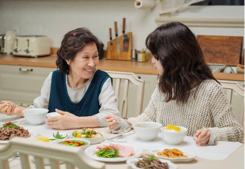 '천국보다 아름다운' 한지민, 정체 밝혀지나…김혜자와 '화기애애'