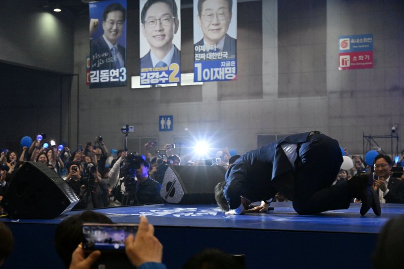 21대 대선 더불어민주당 후보로 선출된 이재명 후보가 27일 경기 고양시 킨텍스에서 열린 수도권·강원·제주 합동연설회에서 수락연설을 마친뒤 큰절하고 있다.(공동취재) 2025.4.27/뉴스1 ⓒ News1 안은나 기자