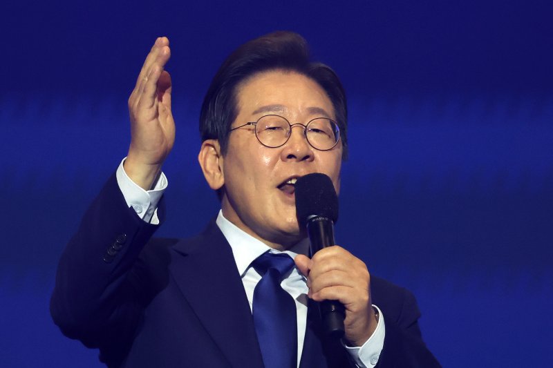 [고양=뉴시스] 조성우 기자 = 더불어민주당 제21대 대통령 선거 후보에 선출된 이재명 후보가 27일 경기도 고양시 킨텍스에서 열린 제21대 대통령 선거 후보자 선출을 위한 수도권·강원·제주 합동연설회에서 수락연설을 하고 있다. 2025.04.27. xconfind@newsis.com