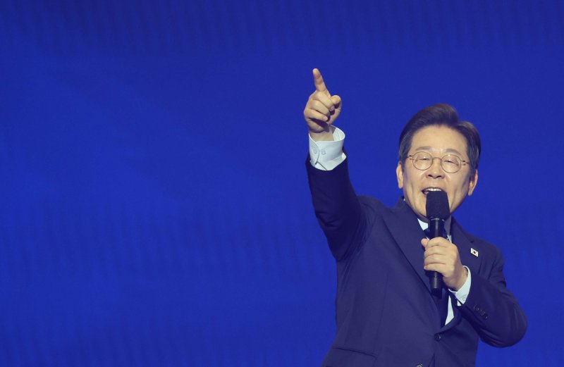 [고양=뉴시스] 조성우 기자 = 27일 경기도 고양시 킨텍스에서 열린 더불어민주당 제21대 대통령 선거 후보자 선출을 위한 수도권·강원·제주 합동연설회에서 이재명 후보가 대선후보로 선출된 후 수락연설을 하고 있다. (공동취재) 2025.04.27. photo@newsis.com