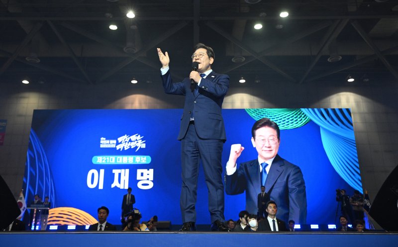 [고양=뉴시스] 조성우 기자 = 27일 경기도 고양시 킨텍스에서 열린 더불어민주당 제21대 대통령 선거 후보자 선출을 위한 수도권·강원·제주 합동연설회에서 이재명 후보가 대선후보로 선출된 후 수락연설을 하고 있다. (공동취재) 2025.04.27. photo@newsis.com