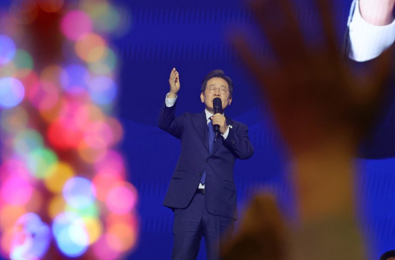 [고양=뉴시스] 조성우 기자 = 더불어민주당 제21대 대통령 선거 후보에 선출된 이재명 후보가 27일 경기도 고양시 킨텍스에서 열린 제21대 대통령 선거 후보자 선출을 위한 수도권·강원·제주 합동연설회에서 수락연설을 하고 있다. 2025.04.27. xconfind@newsis.com