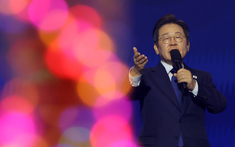 [고양=뉴시스] 조성우 기자 = 더불어민주당 제21대 대통령 선거 후보에 선출된 이재명 후보가 27일 경기도 고양시 킨텍스에서 열린 제21대 대통령 선거 후보자 선출을 위한 수도권·강원·제주 합동연설회에서 수락연설을 하고 있다. 2025.04.27. xconfind@newsis.com