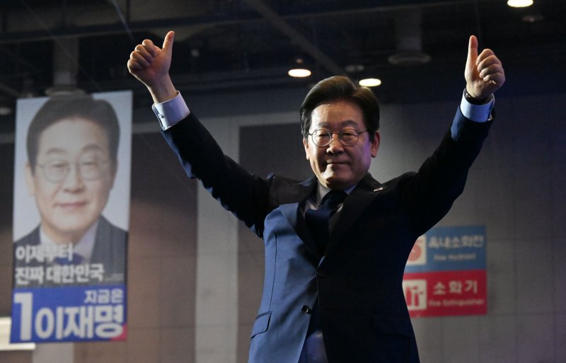 [고양=뉴시스] 조성우 기자 = 27일 경기도 고양시 킨텍스에서 열린 더불어민주당 제21대 대통령 선거 후보자 선출을 위한 수도권·강원·제주 합동연설회에서 이재명 후보가 대선후보로 선출된 후 수락연설을 마친 뒤 두 팔을 들어 보이고 있다. (공동취재) 2025.04.27. photo@newsis.com