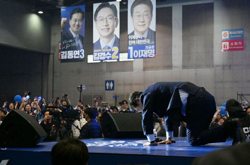 [고양=뉴시스] 조성우 기자 = 27일 경기도 고양시 킨텍스에서 열린 더불어민주당 제21대 대통령 선거 후보자 선출을 위한 수도권·강원·제주 합동연설회에서 이재명 후보가 대선후보로 선출된 후 수락연설을 마친 뒤 큰절을 하고 있다. (공동취재) 2025.04.27. photo@newsis.com
