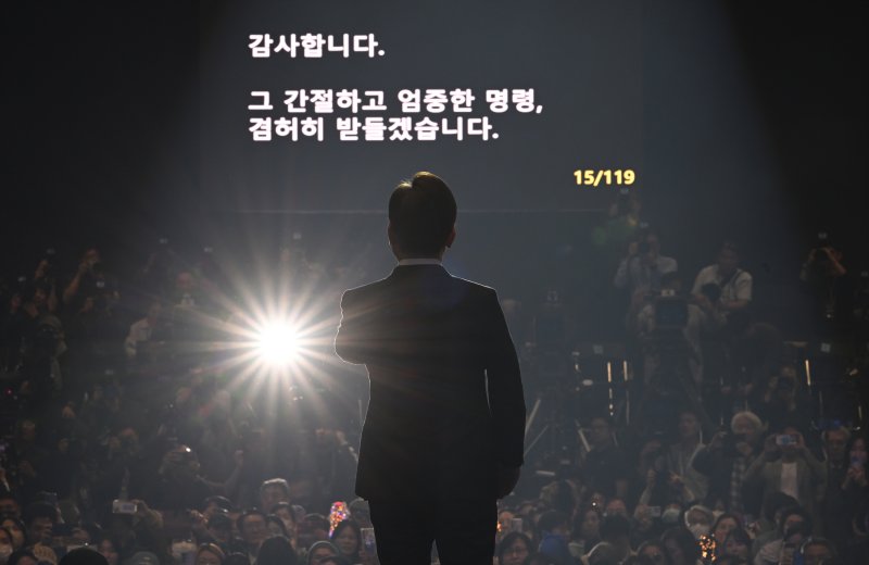 [고양=뉴시스] 조성우 기자 = 27일 경기도 고양시 킨텍스에서 열린 더불어민주당 제21대 대통령 선거 후보자 선출을 위한 수도권·강원·제주 합동연설회에서 이재명 후보가 대선후보로 선출된 후 수락연설을 하고 있다. (공동취재) 2025.04.27. photo@newsis.com