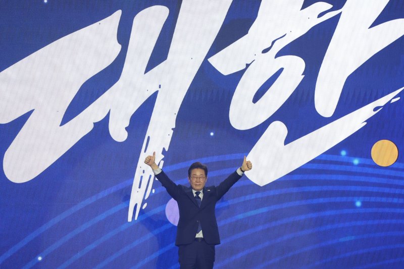 [고양=뉴시스] 조성우 기자 = 더불어민주당 제21대 대통령 선거 후보에 선출된 이재명 후보가 27일 경기도 고양시 킨텍스에서 열린 제21대 대통령 선거 후보자 선출을 위한 수도권·강원·제주 합동연설회에서 두 손을 들어 보이고 있다. 2025.04.27. xconfind@newsis.com