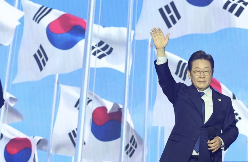 [고양=뉴시스] 조성우 기자 = 27일 경기도 고양시 킨텍스에서 열린 더불어민주당 제21대 대통령 선거 후보자 선출을 위한 수도권·강원·제주 합동연설회에서 이재명 후보가 대선후보로 선출된 후 수락연설을 하기 전 손을 들어 인사하고 있다. (공동취재) 2025.04.27. photo@newsis.com