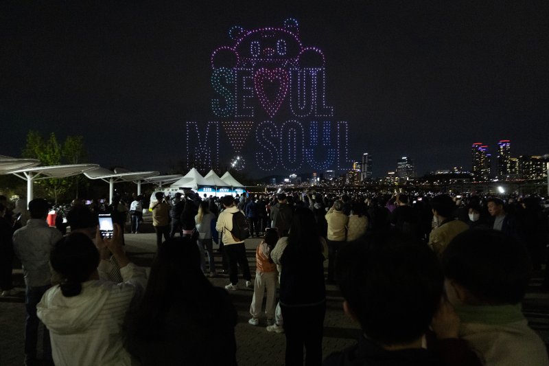 [서울=뉴시스] 김명년 기자 = 27일 오후 서울 광진구 뚝섬한강공원 수변무대에서 2025 한강 불빛 공연(드론 라이트 쇼)이 펼쳐지고 있다. 2025.04.27. kmn@newsis.com