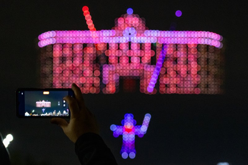 [서울=뉴시스] 김명년 기자 = 27일 오후 서울 광진구 뚝섬한강공원 수변무대에서 2025 한강 불빛 공연(드론 라이트 쇼)이 펼쳐지고 있다. 2025.04.27. kmn@newsis.com