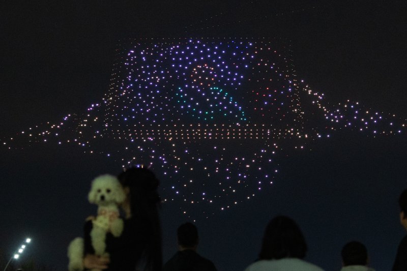 [서울=뉴시스] 김명년 기자 = 27일 오후 서울 광진구 뚝섬한강공원 수변무대에서 2025 한강 불빛 공연(드론 라이트 쇼)이 펼쳐지고 있다. 2025.04.27. kmn@newsis.com