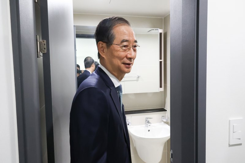 한덕수 대통령 권한대행 국무총리가 24일 인천시 미추홀구 천원주택을 방문해 현장 점검을 하고 있다. (총리실 제공. 재판매 및 DB 금지) 2025.4.24/뉴스1