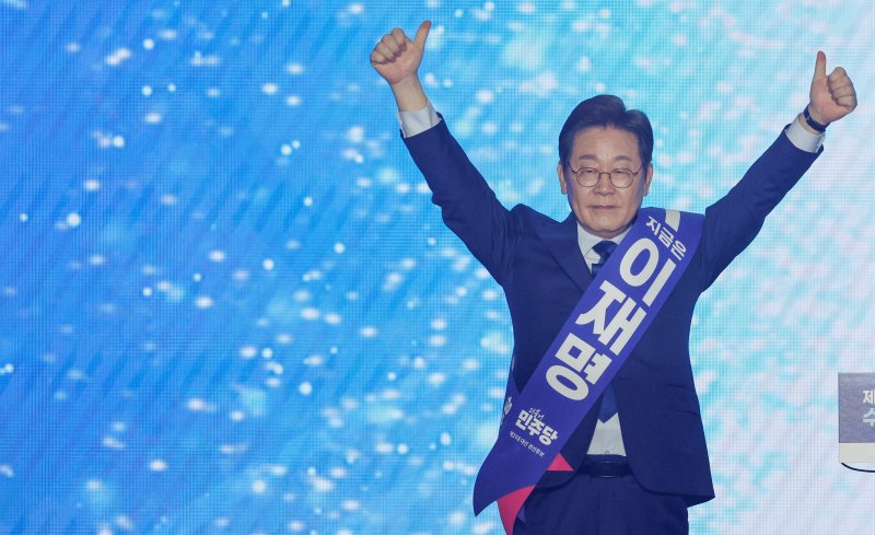 이재명 더불어민주당 대선 경선 후보가 27일 경기 고양시 킨텍스에서 열린 수도권·강원·제주 합동연설회에서 정견발표에 앞서 인사하고 있다. 2025.4.27/뉴스1 ⓒ News1 안은나 기자