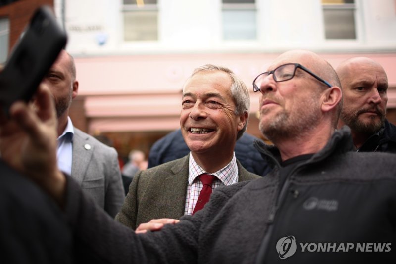 영국개혁당 후보 지원 나선 패라지 대표 (출처=연합뉴스)