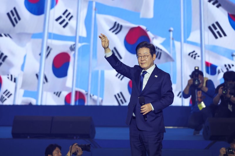 이재명 더불어민주당 제21대 대통령선거 후보가 27일 경기 고양시 킨텍스에서 열린 수도권·강원·제주 합동연설회에 참석해 최종 후보로 선출된 뒤 수락 연설을 하기 전 인사하고 있다. 2025.4.27/뉴스1 ⓒ News1 안은나 기자