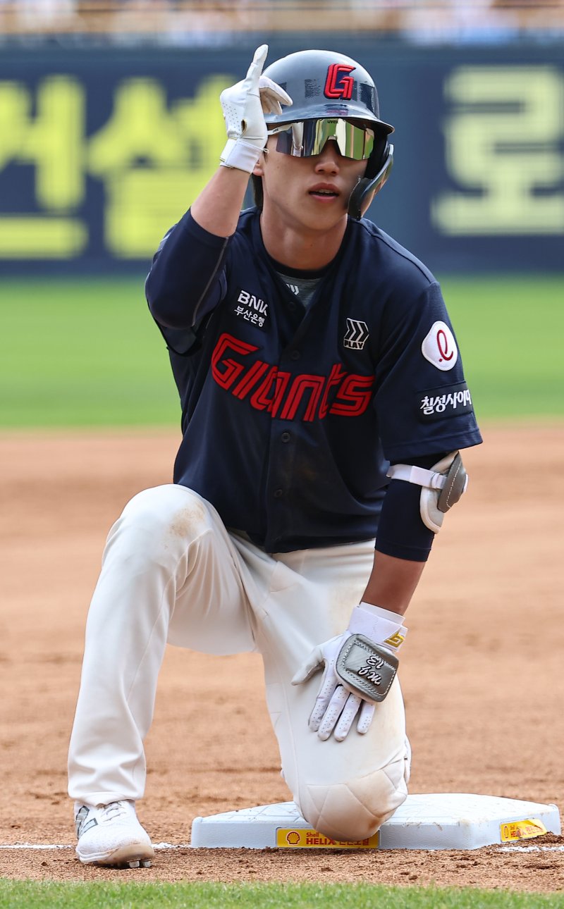 27일 서울 송파구 잠실야구장에서 열린 프로야구 '2025 신한 SOL 뱅크 KBO리그' 롯데 자이언츠와 두산 베어스의 경기, 5회초 1사 1루 상황에서 롯데 전민재가 1타점 2루타를 치고 3루까지 진루해 기뻐하고 있다. 2025.4.27/뉴스1 ⓒ News1 김도우 기자