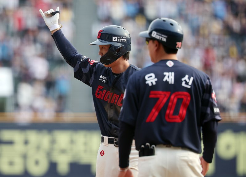 23일 서울 송파구 잠실야구장에서 열린 '2025 신한 SOL 뱅크 KBO리그' 롯데 자이언츠와 LG 트윈스의 경기, 롯데 전민재가 8회초 1사 만루 상황 적시타를 친 뒤 더그아웃을 향해 세리머니를 하고 있다. 2025.3.23/뉴스1 ⓒ News1 김진환 기자