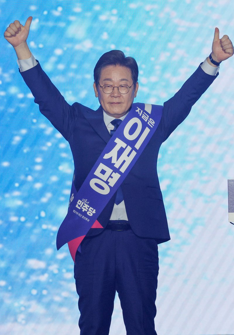 이재명 더불어민주당 대선 경선 후보가 27일 경기 고양시 킨텍스에서 열린 수도권·강원·제주 합동연설회에서 정견발표에 앞서 인사하고 있다. 2025.4.27/뉴스1 ⓒ News1 안은나 기자