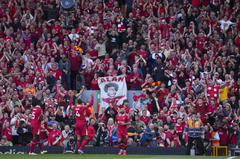 [리버풀=AP/뉴시스] 리버풀의 모하메드 살라(가운데)가 27일(현지 시간) 영국 리버풀의 안필드에서 열린 2024-25 프리미어리그 34라운드 토트넘 홋스퍼와의 경기 후반 18분 팀의 4번재 골을 넣고 환호하는 팬들과 함께 기뻐하고 있다. 리버풀은 손흥민이 부상으로 빠진 토트넘에 5-1로 승리하고 남은 경기 결과에 상관없이 우승을 확정했다. 2025.04.28.