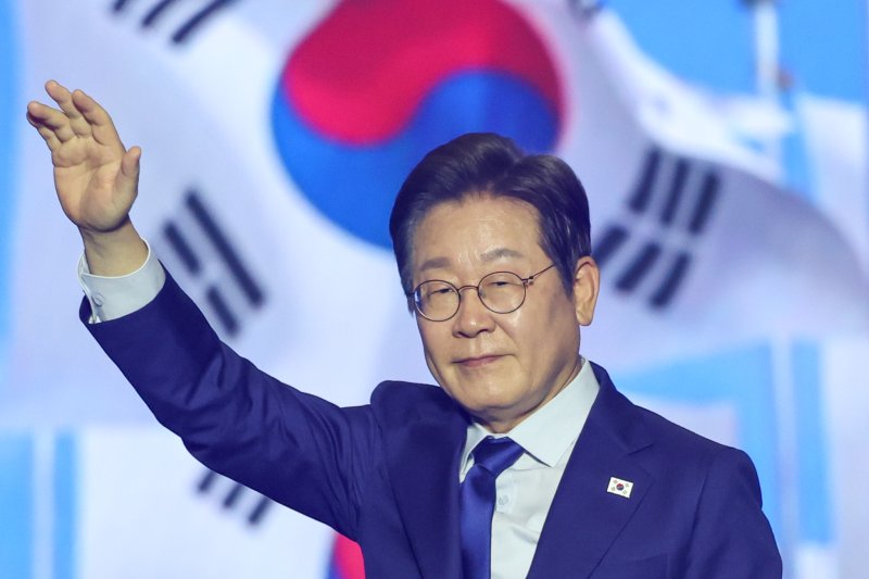 이재명 더불어민주당 제21대 대통령선거 후보가 27일 경기 고양시 킨텍스에서 열린 수도권·강원·제주 합동연설회에 참석해 최종 후보로 선출된 뒤 수락 연설에 앞서 인사하고 있다. 2025.4.27/뉴스1 ⓒ News1 안은나 기자