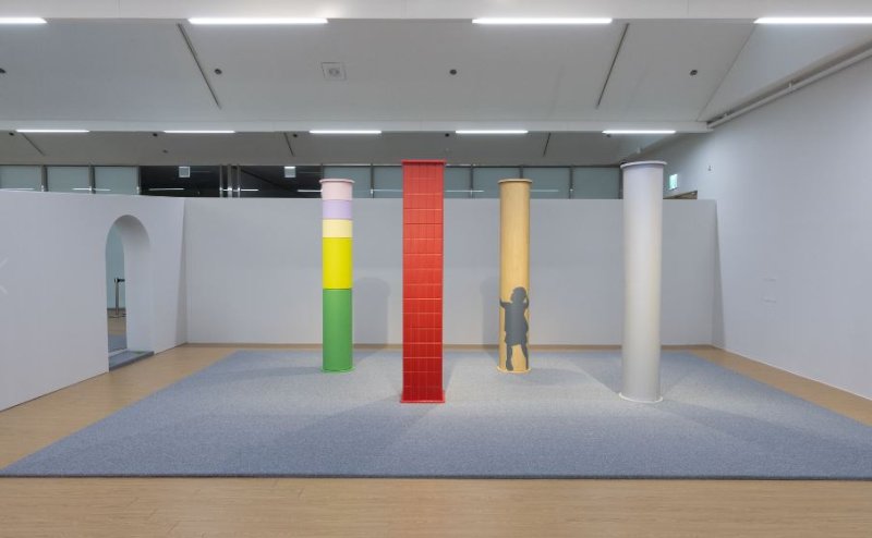 (과천)델리아&밀렌코 프르바키(Delia&Milenko Prvacky), 〈안아주세요 Embrace Me〉, 2019(2025 재제작), 스틸 위 혼합재료, 35x220cm (좌대 480x240x10cm), 내셔널갤러리싱가포르 제작지원(2019), 국립현대미술관 재제작(2025) *재판매 및 DB 금지