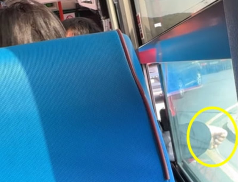 제주도 시내버스서 담배 피운 중국 관광객 영상 공개... 네티즌 분노