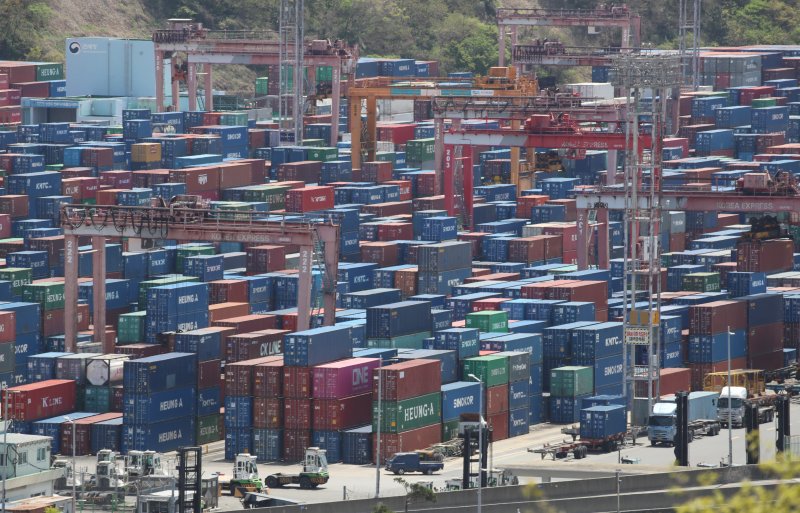 부산항 신선대부두 야적장에 컨테이너가 가득 쌓여 있다. ⓒ News1 윤일지 기자