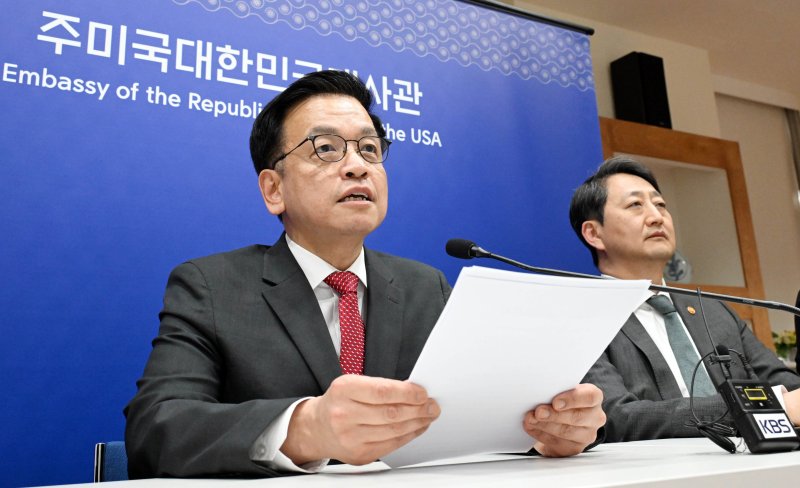 최상목 부총리 겸 기획재정부 장관이 안덕근 산업통상자원부 장관과 함께 24일(현지시간) 미국 워싱턴D.C. 주미대사관에서 한-미 2+2 통상협의(Trade Consultation) 관련 합동브리핑을 하고 있다. (기획재정부 제공. 재판매 및 DB 금지) 2025.4.25/뉴스1 ⓒ News1 김명섭 기자