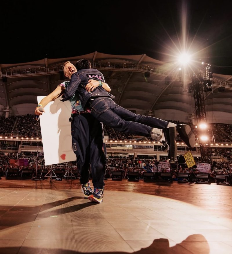 방탄소년단 진 빙빙 돌리는 콜드플레이 크리스 마틴