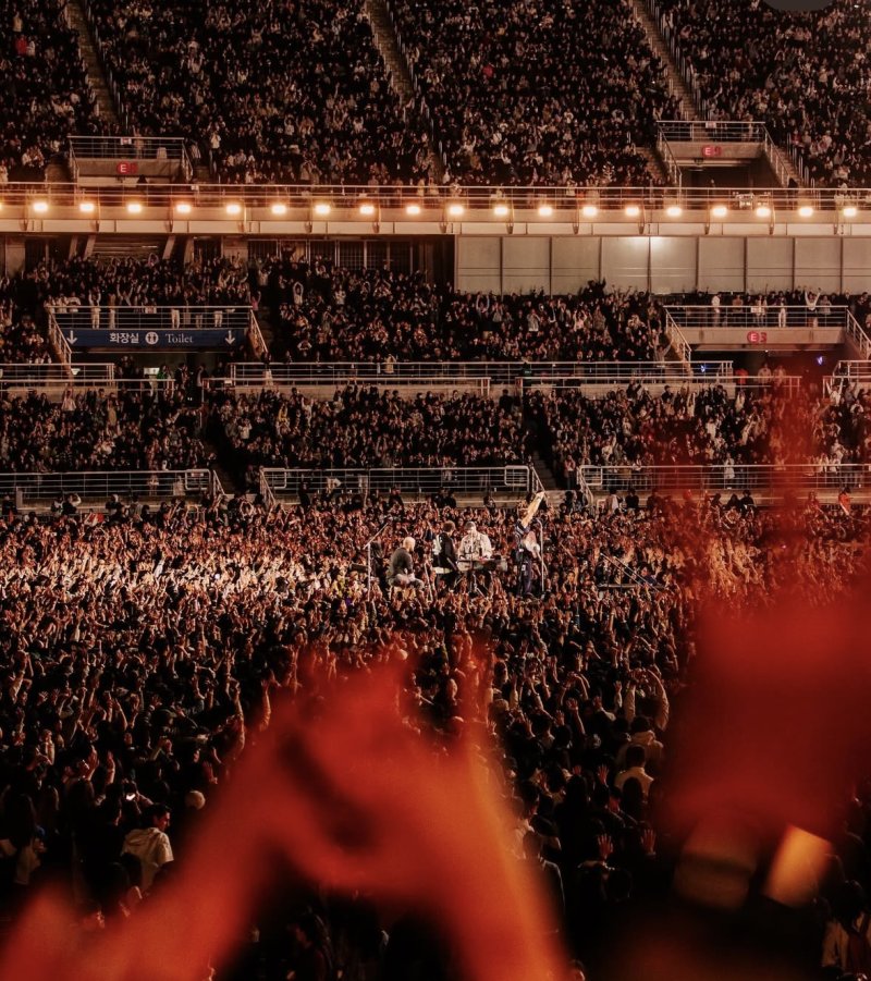 방탄소년단 진 빙빙 돌리는 콜드플레이 크리스 마틴