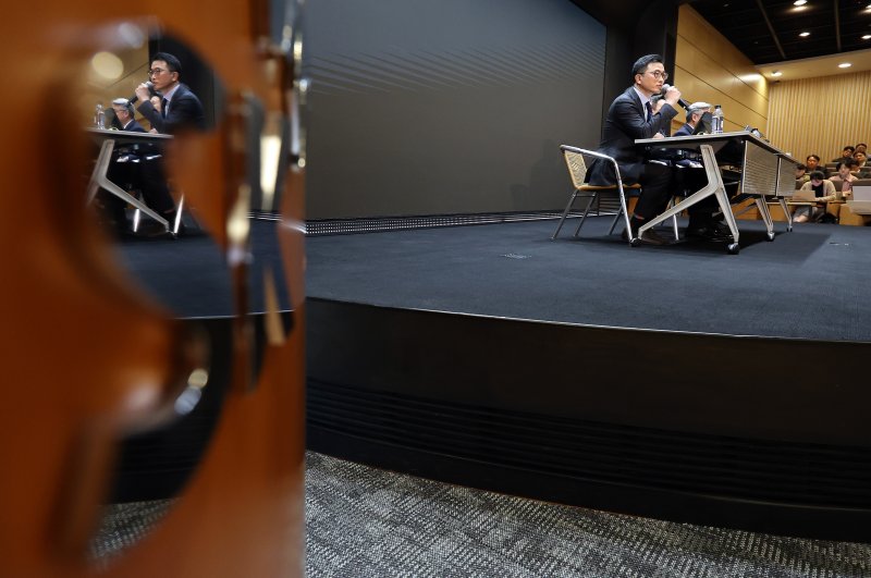 SK텔레콤 임직원들이 25일 서울 중구 SKT타워에서 고객 정보 보호조치 강화 설명회를 열고 SK텔레콤 이용자 유심(USIM) 정보 해킹 사고와 관련해 기자들 질문을 받고 있다. 2025.4.25/뉴스1 ⓒ News1 이동해 기자