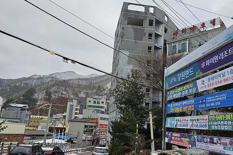 정선군 사북역 앞에 10년 가까이 방치된 폐 건물. 9층 규모의 모텔로 신축하다가 공사가 중단되면서 사북의 흉물이 되고 있다.(사진=뉴시스) *재판매 및 DB 금지