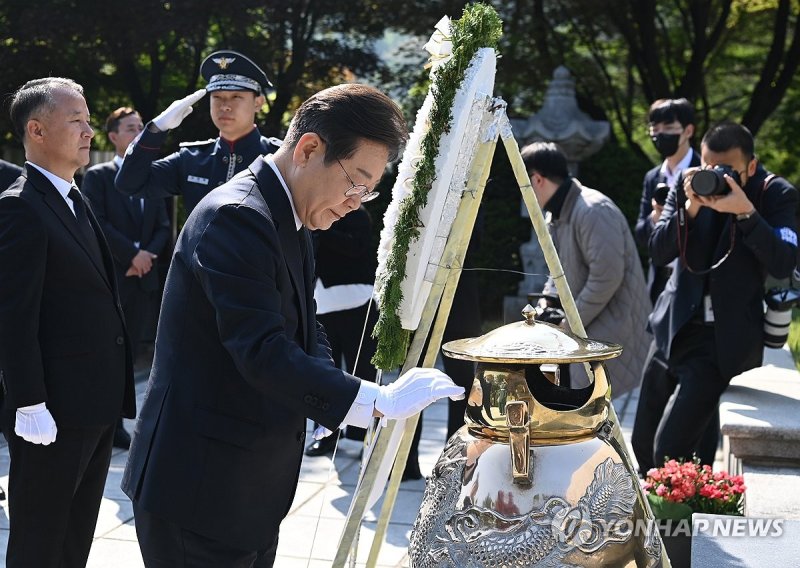 이재명 후보, 고 이승만 묘역 참배 (출처=연합뉴스)