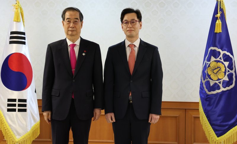 [서울=뉴시스] 김명원 기자 = 한덕수 국무총리가 28일 오전 서울 종로구 정부서울청사에서 열린 차관급 임명장 수여식에 참석해 손영택 총리비서실장에게 임명장을 수여후 기념촬영을 하고 있다. 2023.12.28. kmx1105@newsis.com