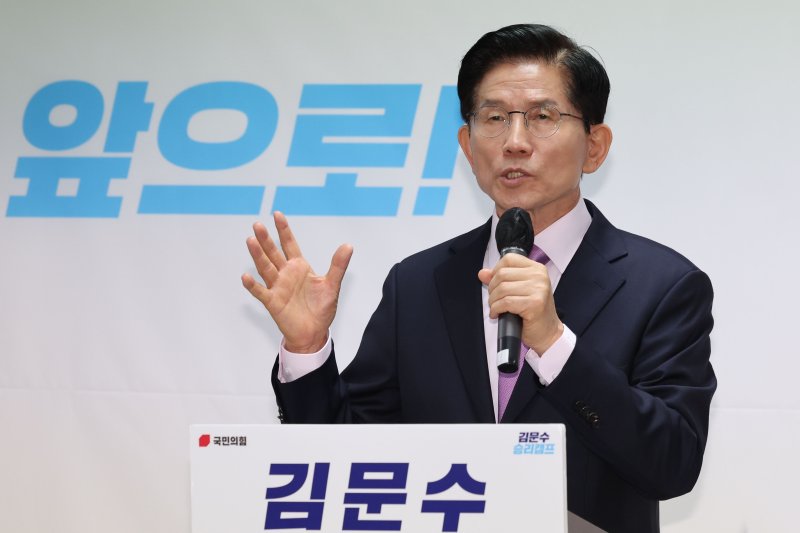 [서울=뉴시스] 권창회 기자 = 김문수 제21대 대통령 선거 국민의힘 경선 후보가 28일 오전 서울 여의도 선거사무실에서 수출 5대 강국 정책 공약 발표 기자회견을 하고 있다. 2025.04.28. kch0523@newsis.com