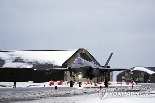 아이슬란드 케플라비크 기지의 노르웨이군 F-35 전투기 (출처=연합뉴스)