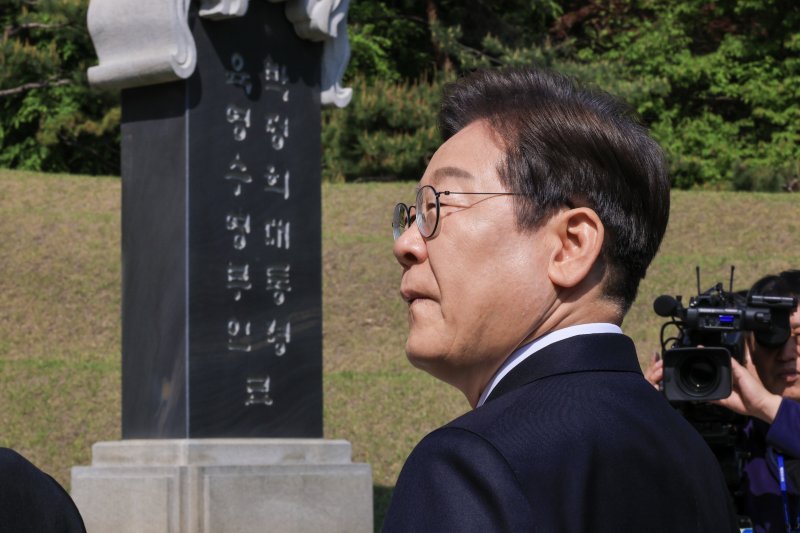 이재명 더불어민주당 대선 후보가 28일 서울 동작구 현충원 박정희 전 대통령 묘소를 참배하고 있다. 사진=뉴스1화상