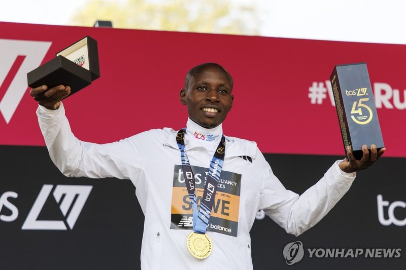 사웨, 런던 마라톤 우승 (출처=연합뉴스)