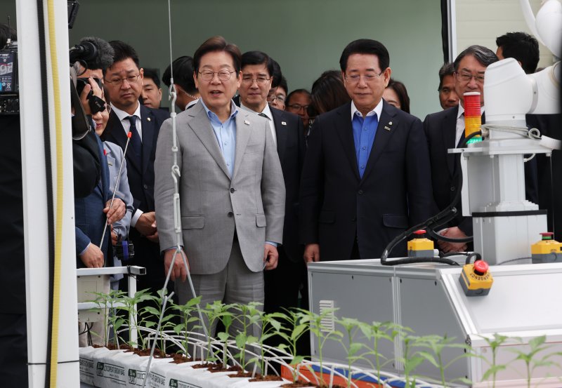 이재명 더불어민주당 대선 경선 후보가 25일 전남농업기술원에서 농업과학기술진흥 간담회를 갖고 에너지자립형 온실을 둘러보고 있다. 2025.4.25/뉴스1 ⓒ News1 김태성 기자