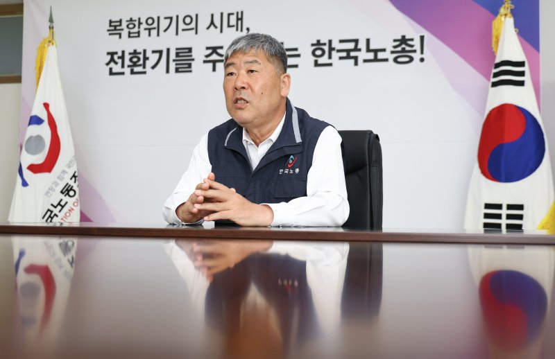 [서울=뉴시스] 황준선 기자 = 김동명 한국노동조합총연맹 위원장이 지난 10일 서울 여의도 한국노총 위원장실에서 뉴시스와 인터뷰를 하고 있다. 2025.04.11. hwang@newsis.com