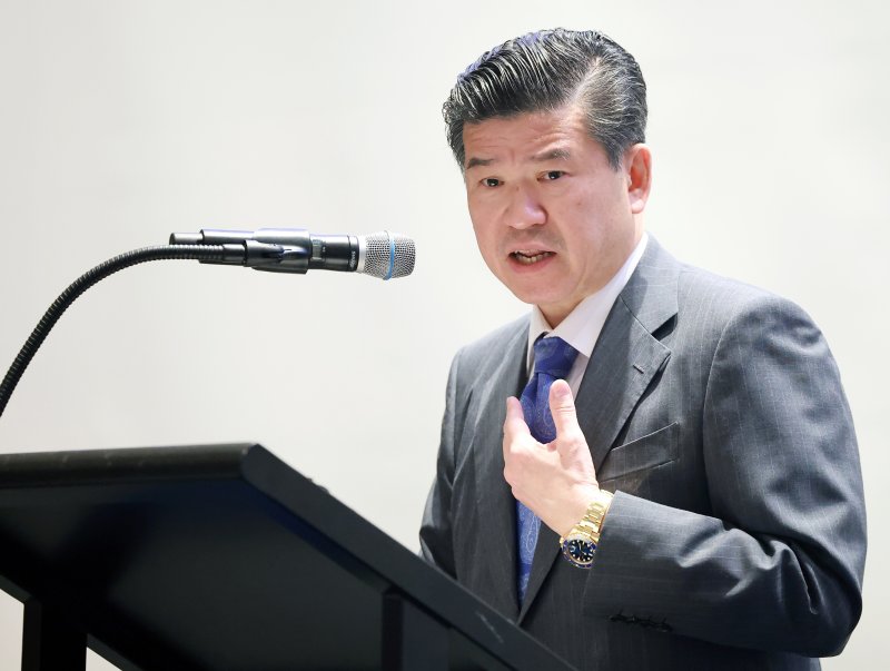 제임스 김 주한미국상공회의소(AMCHAM·암참) 회장이 18일 서울 용산구 그랜드 하얏트 호텔에서 열린 '에너지 혁신 포럼'에 참석해 개회사를 하고 있다. 2025.4.18/뉴스1 ⓒ News1 김진환 기자
