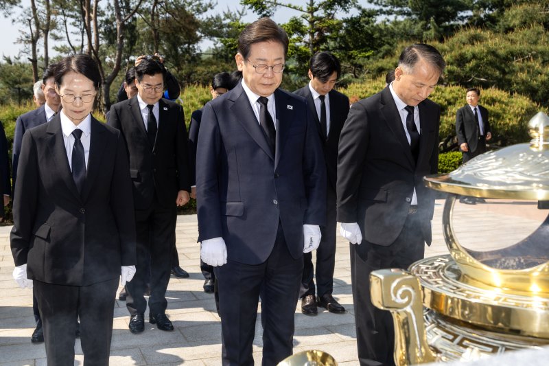이재명 더불어민주당 제21대 대통령 선거 후보가 28일 오전 서울 동작구 국립서울현충원 김영삼 전 대통령 묘역을 찾아 참배하고 있다. (공동취재) 2025.4.28/뉴스1 ⓒ News1 이재명 기자